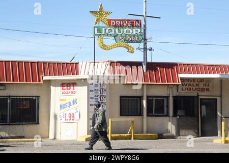 Spirituosengeschäft an der historischen Route 66, Albuquerque, New Mexico Stockfoto