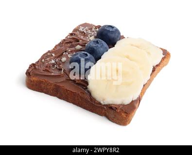 Toast mit leckerer Nussbutter, Heidelbeeren, Banane und Nüssen isoliert auf weiß Stockfoto