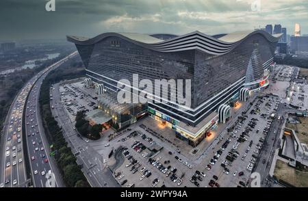 6. März 2024 - Chengdu, Sichuan: Blick aus der Vogelperspektive auf die SKP Towers und die New Century Global Center Mall bei Nacht Stockfoto