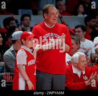 9. März 2024: Jim Nantz, Absolvent der University of Houston und Fernsehsender der Hall of Fame, jubelt mit seinen Kindern während eines NCAA-Basketballspiels zwischen den Houston Cougars und den Kansas Jayhawks am 9. März 2024 an. Nantz war bekannt als die „Stimme der Final Four“ für seinen 32-jährigen Lauf als Play-by-Play-Ansageur für die NCAA Men's Final Four, die mit seinem Halbpensionierung 2023 endete. (Kreditbild: © Scott Coleman/ZUMA Press Wire) NUR REDAKTIONELLE VERWENDUNG! Nicht für kommerzielle ZWECKE! Stockfoto