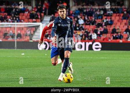 Granada, Spanien. März 2024. Martín Zubimendi von Real Sociedad während des Liga-Spiels zwischen Granada CF und Real Sociedad im Nuevo Los Cármenes Stadion am 9. März 2024 in Granada, Spanien. (Foto: José M Baldomero/Pacific Press) Credit: Pacific Press Media Production Corp./Alamy Live News Stockfoto