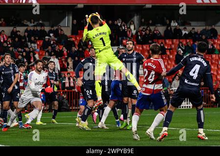 Granada, Granada, Spanien. März 2024. Alejandro Remiro von Real Sociedad fängt den Ball während des Liga-Spiels zwischen Granada CF und Real Sociedad am 9. März 2024 im Nuevo Los CÃrmenes Stadion in Granada, Spanien. (Kreditbild: © José M Baldomero/Pacific Press via ZUMA Press Wire) NUR REDAKTIONELLE VERWENDUNG! Nicht für kommerzielle ZWECKE! Stockfoto