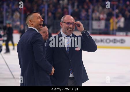 Sankt Petersburg, Russland. März 2024. Sergei Zubov (R), Trainer des SKA Hockey Clubs während des Spiels der Kontinental Hockey League, Gagarin Cup, Spiel 5, Finalsaison 1/8 KHL 2023 - 2024 zwischen SKA Sankt Petersburg und Torpedo Nischni Nowgorod in der SKA Arena. (Endpunktzahl; SKA St. Petersburg 3:0 Torpedo Nischni Nowgorod) Credit: SOPA Images Limited/Alamy Live News Stockfoto