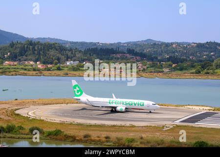 Transavia Boeing 737-8K2 F-HTVC Taxiing Ioannis Kapodistris Airport, Korfu, Griechenland Stockfoto