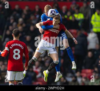 (240310) -- MANCHESTER, 10. März 2024 (Xinhua) -- Evertons Jarrad Branthwaite (Top, L) tritt am 9. März 2024 im englischen Premier League-Spiel zwischen Manchester United und Everton in Manchester, Großbritannien, gegen Scott McTominay an. (XINHUA) NUR FÜR REDAKTIONELLE ZWECKE. NICHT ZUM VERKAUF FÜR MARKETING- ODER WERBEKAMPAGNEN. KEINE VERWENDUNG MIT NICHT AUTORISIERTEN AUDIO-, VIDEO-, DATEN-, REGALLISTEN, CLUB-/LEAGUE-LOGOS ODER LIVE-DIENSTEN. ONLINE-IN-MATCH-NUTZUNG AUF 45 BILDER BESCHRÄNKT, KEINE VIDETEMULATION. KEINE VERWENDUNG BEI WETTEN, SPIELEN ODER PUBLIKATIONEN FÜR EINZELNE CLUBS/LIGA/SPIELER. Stockfoto