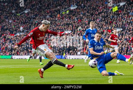 (240310) -- MANCHESTER, 10. März 2024 (Xinhua) -- Manchester United schießt Alejandro Garnacho (L) während des englischen Premier League-Spiels zwischen Manchester United und Everton am 9. März 2024 in Manchester, Großbritannien. (XINHUA) NUR FÜR REDAKTIONELLE ZWECKE. NICHT ZUM VERKAUF FÜR MARKETING- ODER WERBEKAMPAGNEN. KEINE VERWENDUNG MIT NICHT AUTORISIERTEN AUDIO-, VIDEO-, DATEN-, REGALLISTEN, CLUB-/LEAGUE-LOGOS ODER LIVE-DIENSTEN. ONLINE-IN-MATCH-NUTZUNG AUF 45 BILDER BESCHRÄNKT, KEINE VIDETEMULATION. KEINE VERWENDUNG BEI WETTEN, SPIELEN ODER PUBLIKATIONEN FÜR EINZELNE CLUBS/LIGA/SPIELER. Stockfoto