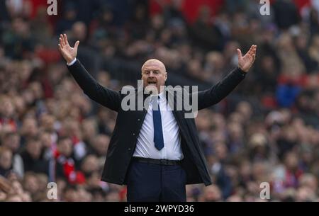 (240310) -- MANCHESTER, 10. März 2024 (Xinhua) -- Evertons Manager Sean Dyche reagiert während des englischen Premier League-Spiels zwischen Manchester United und Everton am 9. März 2024 in Manchester. (XINHUA) NUR FÜR REDAKTIONELLE ZWECKE. NICHT ZUM VERKAUF FÜR MARKETING- ODER WERBEKAMPAGNEN. KEINE VERWENDUNG MIT NICHT AUTORISIERTEN AUDIO-, VIDEO-, DATEN-, REGALLISTEN, CLUB-/LEAGUE-LOGOS ODER LIVE-DIENSTEN. ONLINE-IN-MATCH-NUTZUNG AUF 45 BILDER BESCHRÄNKT, KEINE VIDETEMULATION. KEINE VERWENDUNG BEI WETTEN, SPIELEN ODER PUBLIKATIONEN FÜR EINZELNE CLUBS/LIGA/SPIELER. Stockfoto