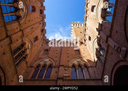 Blick vom Inneren des Torre del Mangia, einem Turm in Siena, Italien. Stockfoto