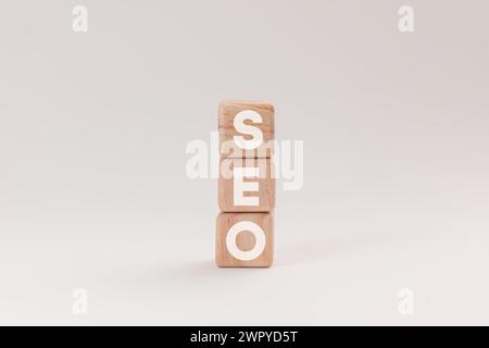 Holzblöcke mit den Buchstaben SEO, die Suchmaschinenoptimierung darstellen, isoliert auf weißem Hintergrund. Die Blöcke, die das Konzept von o hervorheben Stockfoto