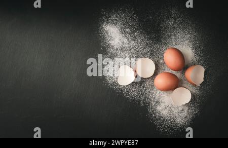 Hausgemachte Bäckerei und Dessert mit Kopierraum. Backhintergrund. Bäckerei. Zutaten zum Backen und Kekse auf einem Holztisch. Flache Lagen. Stockfoto