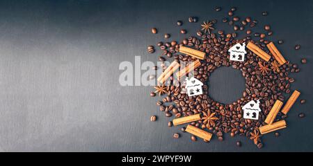 Kaffee mit Gewürzen und weihnachtliche Einrichtung. Konzept für Winterferien. Jahreszeit der Grüße. Gemütlichkeit. Heißer Kaffee mit Zimt und Sternanis. Blick von oben. Flach Stockfoto