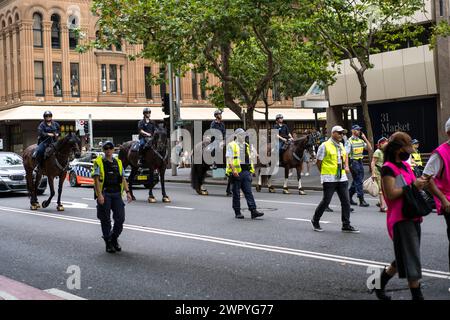 Die Polizei überwacht Demonstranten während eines marsches in Sydney, der die Palästinenser im Gaza-Krieg unterstützt. Stockfoto