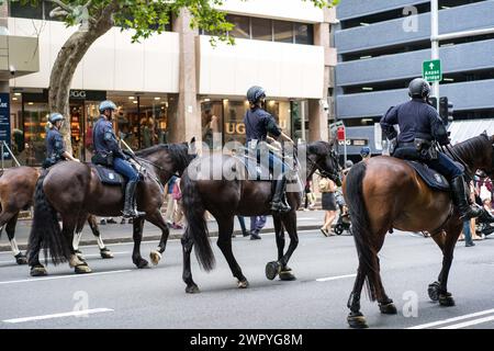 Die Polizei überwacht Demonstranten während eines marsches in Sydney, der die Palästinenser im Gaza-Krieg unterstützt. Stockfoto