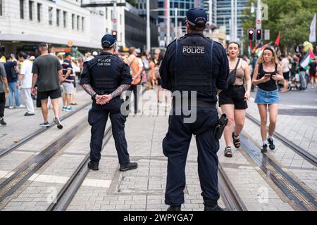 Die Polizei überwacht Demonstranten während eines Sydney-marsches, der die Palästinenser im Gaza-Krieg unterstützt. Stockfoto