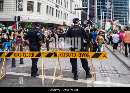 Die Polizei überwacht Demonstranten während eines Sydney-marsches, der die Palästinenser im Gaza-Krieg unterstützt. Stockfoto