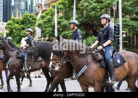 Die Polizei überwacht Demonstranten während eines marsches in Sydney, der die Palästinenser im Gaza-Krieg unterstützt. Stockfoto