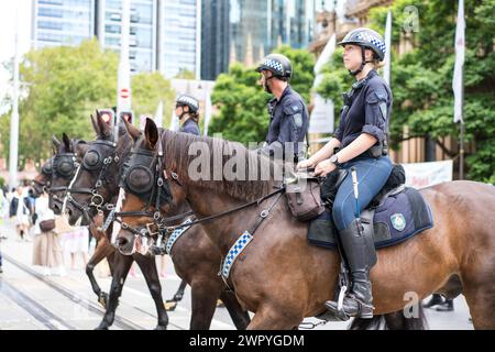 Die Polizei überwacht Demonstranten während eines marsches in Sydney, der die Palästinenser im Gaza-Krieg unterstützt. Stockfoto