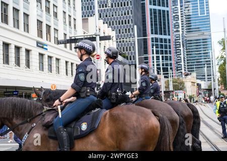 Die Polizei überwacht Demonstranten während eines marsches in Sydney, der die Palästinenser im Gaza-Krieg unterstützt. Stockfoto