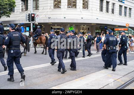 Die Polizei überwacht Demonstranten während eines Sydney-marsches, der die Palästinenser im Gaza-Krieg unterstützt. Stockfoto