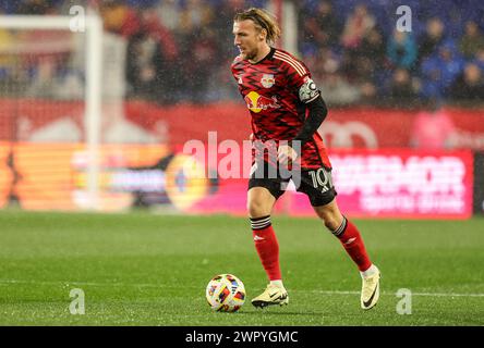 Harrison, NJ, USA. März 2024. New York Red Bulls Mittelfeldspieler Emil Forsberg (10) während des MLS-Spiels zwischen dem FC Dallas und den New York Red Bulls in der Red Bull Arena in Harrison, NJ Mike Langish/CSM/Alamy Live News Stockfoto