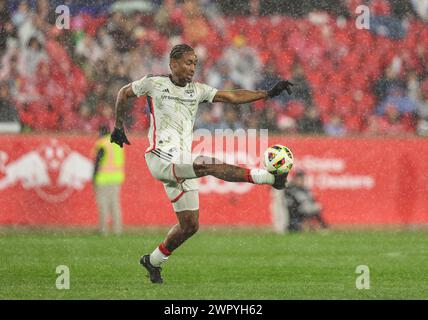 Harrison, NJ, USA. März 2024. FC Dallas Verteidiger Nkosi Tafari (17) spielte während des MLS-Spiels zwischen dem FC Dallas und den New York Red Bulls in der Red Bull Arena in Harrison, NJ Mike Langish/CSM/Alamy Live News Stockfoto