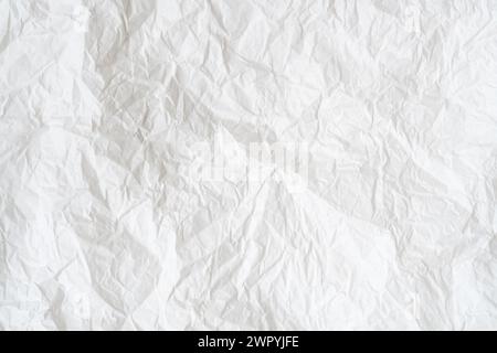 Zerknitterte oder zerknitterte Schablonen- oder Tissue-Papier-Textur wird für zerknitterte Papierhintergründe in dekorativen Kunstwerken verwendet. Stockfoto