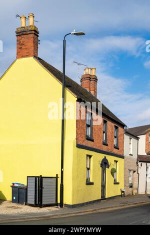 Gelb lackiertes Chtown House. Shipston auf Stour, Warwickshire, England Stockfoto