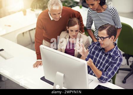 Vielfältige Gruppe, Mitarbeiter und Computer mit Teamwork zur Präsentation von Planung, Projekt und Ideen im Büro. Business, Zusammenarbeit und Besprechung oder Stockfoto