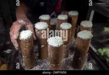 Kue Putu, traditionelles indonesisches Street Food, Kochen mit Bambusbehälter. Stockfoto