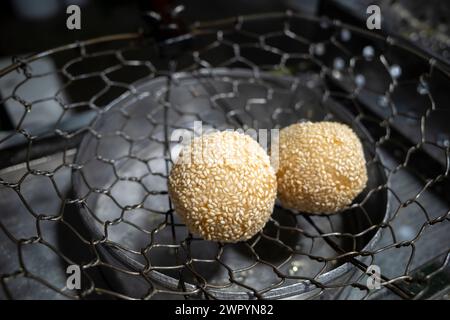 Onde, Sesambällchen, einer der traditionellen indonesischen Snacks, hergestellt aus klebrigem Reismehl. Stockfoto