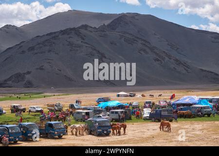 CHOVD, MONGOLEI - 6. JULI 2017: Mongolisches Nomadenlager. Gäste kamen zu den Nationalfeiertagen und nationalen Ringerwettbewerben. Stockfoto