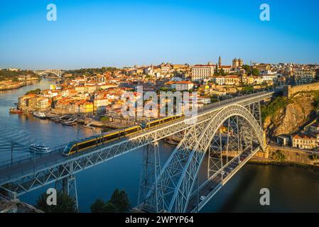 Dom Luiz Brücke über den Fluss douro bei porto in portugal in der Abenddämmerung Stockfoto