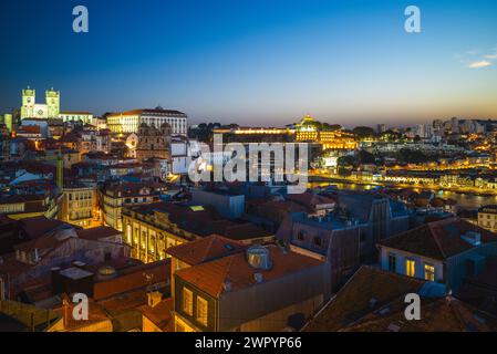 Nachtszene von Porto mit der Kathedrale von Porto und der Brücke luis I. in portugal Stockfoto