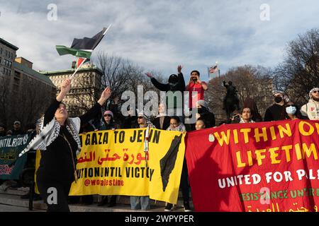 Manhattan, Usa. März 2024. Eine Frau schwingt die Flagge Palästinas während der Kundgebung des Globalen Streiks für Gaza und marschiert am Internationalen Frauentag in New York City am 9. März 2024. (Foto: Derek French/SOPA Images/SIPA USA) Credit: SIPA USA/Alamy Live News Stockfoto