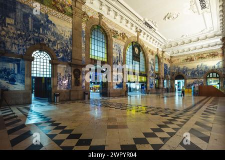 26. September 2018: Azulejo-Paneele und Fliesen schmückten den Vorraum des Bahnhofs Sao Bento in Porto, Portugal. Die Station wurde zur UNES erklärt Stockfoto