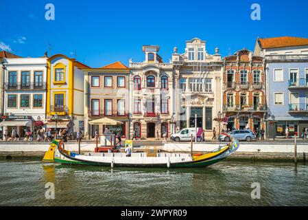 27. September 2018: Boot auf dem Kanal und Jugendstil, Novo, Gebäude in Aveiro in Portugal. Aveiro war ein Zentrum der Salzforschung durch die Römer und tr Stockfoto