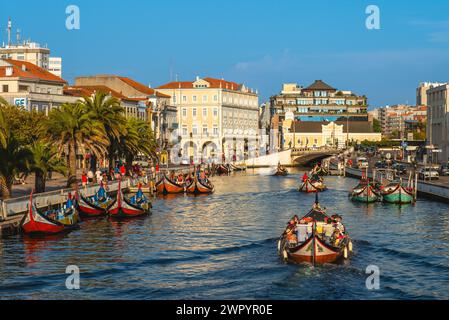 27. September 2018: Boot auf dem Kanal und Jugendstil, Novo, Gebäude in Aveiro in Portugal. Aveiro war ein Zentrum der Salzforschung durch die Römer und tr Stockfoto