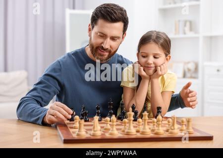 Vater bringt seiner Tochter Schach bei Stockfoto