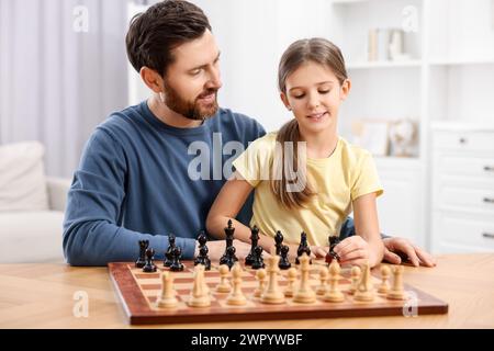 Vater bringt seiner Tochter Schach bei Stockfoto