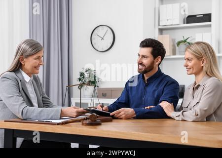 Ein Paar trifft sich mit einem Anwalt im Amt Stockfoto