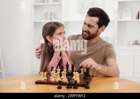 Vater bringt seiner Tochter Schach bei Stockfoto