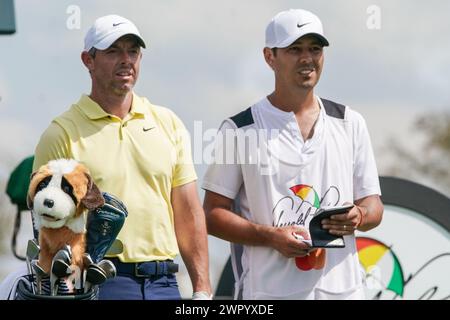 Orlando, Florida, USA. März 2024. Rory McIlroy (L) und sein Caddie Harry Diamond warten auf den 14. Abschlag während der dritten Runde des Arnold Palmer Invitational 2024 von Mastercard im Bay Hill Club & Lodge. (Kreditbild: © Debby Wong/ZUMA Press Wire) NUR REDAKTIONELLE VERWENDUNG! Nicht für kommerzielle ZWECKE! Stockfoto