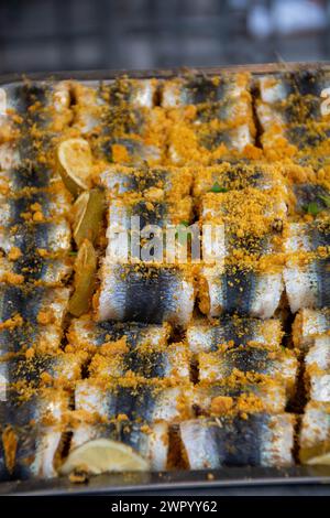 Traditionelle hausgemachte Sarde a beccafico, sizilianische gefüllte Sardinen, auf dem Ballaro Markt, Palermo, Sizilien, Italien Stockfoto