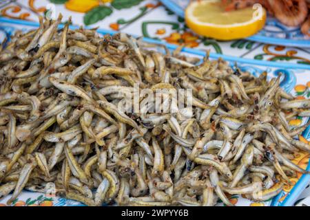 Frittierter Fisch atherina oder Silverside auf dem Ballaro Markt in Palermo, Italien Stockfoto