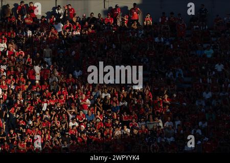 Avellaneda, Argentinien. März 2024. Independiente Fans während des Copa de la Liga Profesional de Fútbol Spiels zwischen Club Atlético Independiente und Club Atlético River Plate im Libertadores de América Stadion. Quelle: Mateo Occhi (Sporteo) / Alamy Live News Stockfoto