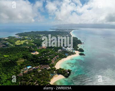 Tropischer weißer Sand in Strandresorts in Boracay mit klarem türkisfarbenem Meerwasser. Philippinen. Stockfoto