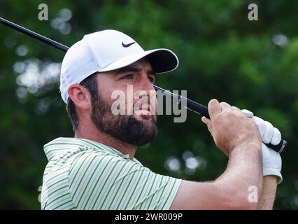 Orlando, Usa. März 2024. Scottie Scheffler aus den Vereinigten Staaten trifft seinen Abschlag auf das erste Loch während der dritten Runde des Arnold Palmer Invitational, der von Mastercard auf dem Arnold Palmer Bay Hill Golf Course in Orlando präsentiert wurde. Quelle: SOPA Images Limited/Alamy Live News Stockfoto