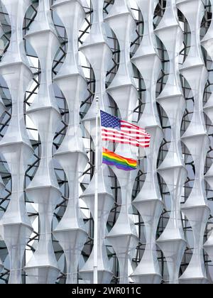 Amerikanische und Regenbogenfahnen winken vor der Botschaft der Vereinigten Staaten von Amerika in London, der diplomatischen Mission der Vereinigten Staaten in den Vereinigten Staaten Stockfoto