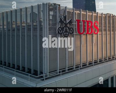 UBS-Logo auf der Oberseite des UBS-Büros bei Sonnenaufgang. Die UBS AG ist ein weltweit tätiges Schweizer Finanzdienstleistungsunternehmen mit Hauptsitz in Zürich und Base Stockfoto