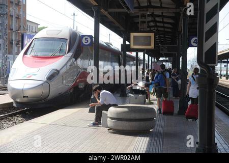 Stazione Ferroviaria con treni e passeggeri/Bahnhof mit Zügen und Fahrgästen Stockfoto